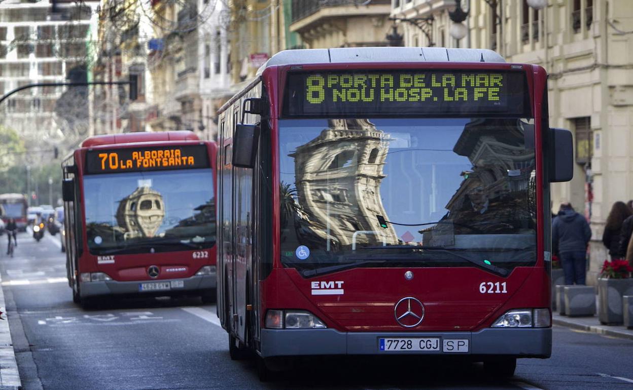 Autobuses de la EMT en la ciudad de Valencia.