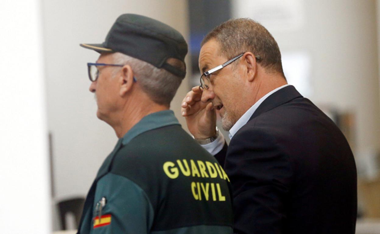 Agapito Iglesias, expresidente del Zaragoza, llegando al juicio.