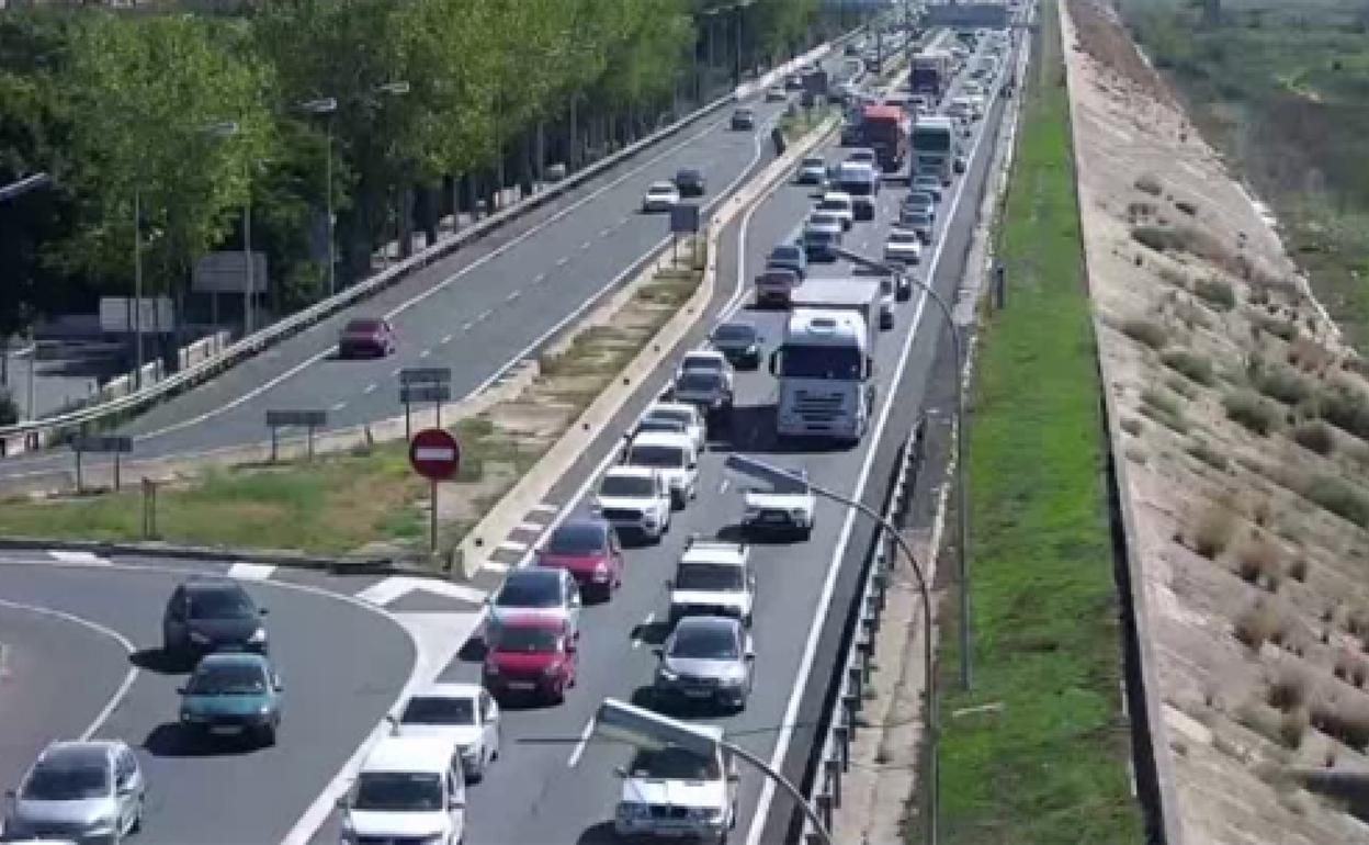 El atasco en la V-30, a la altura de Quart de Poblet, un kilómetro antes del lugar del accidente y poco después de las 14 h.