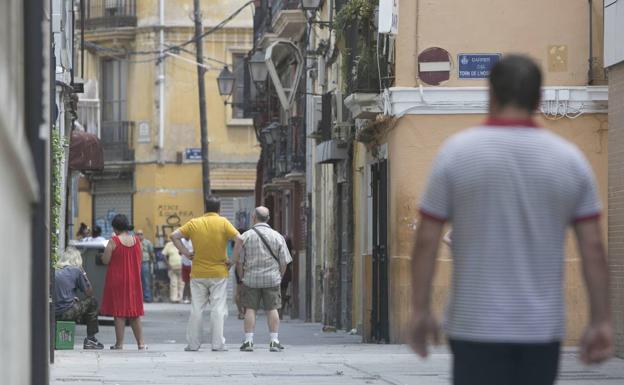 El Ayuntamiento agilizará las denuncias contra la prostitución callejera y el tráfico de drogas en Velluters