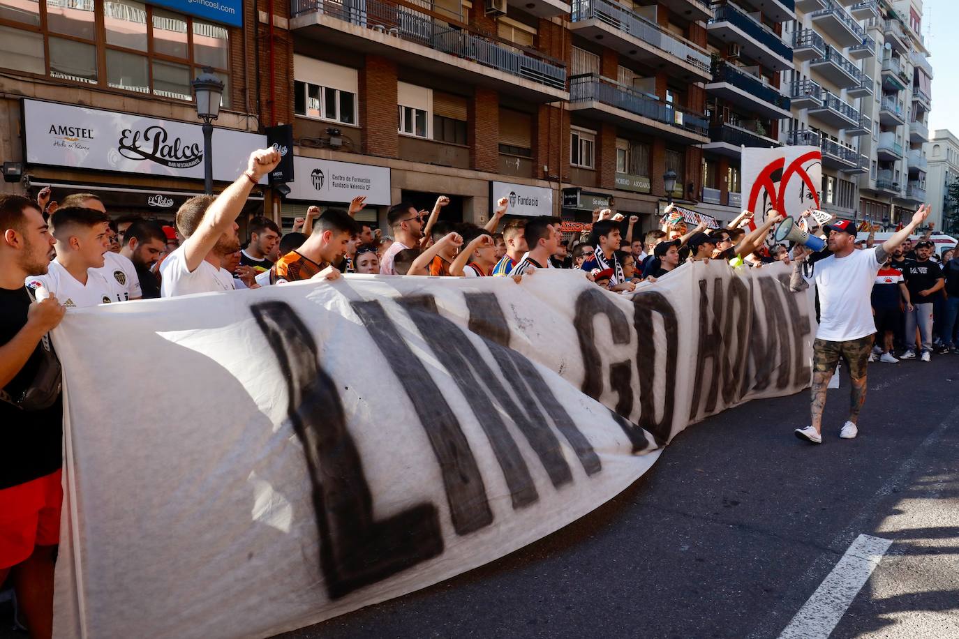 Fotos: La afición del Valencia CF con pancartas a las puertas de Mestalla