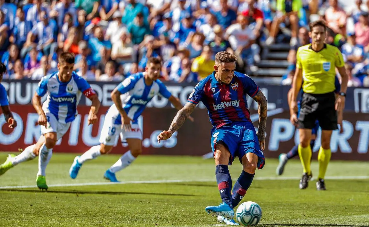 Roger Martí lanza el penalti que supuso el primer gol ante el Leganés.