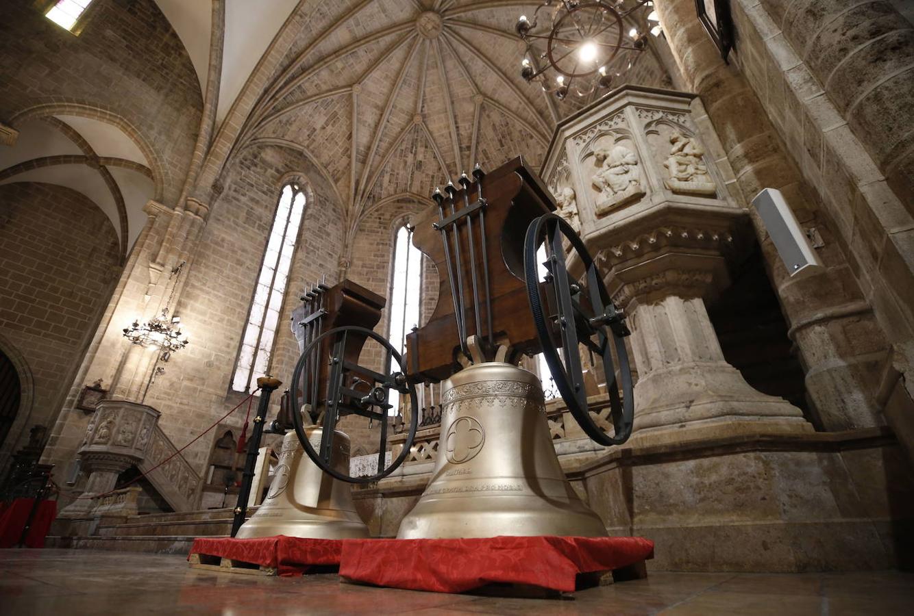 Las campanas dentro de la Iglesia