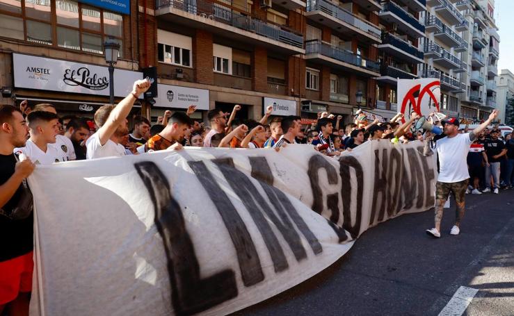 La afición del Valencia CF con pancartas a las puertas de Mestalla