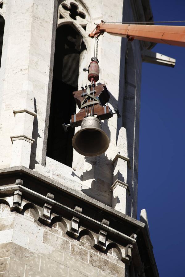 Una grúa sube las campanas de San Agustín