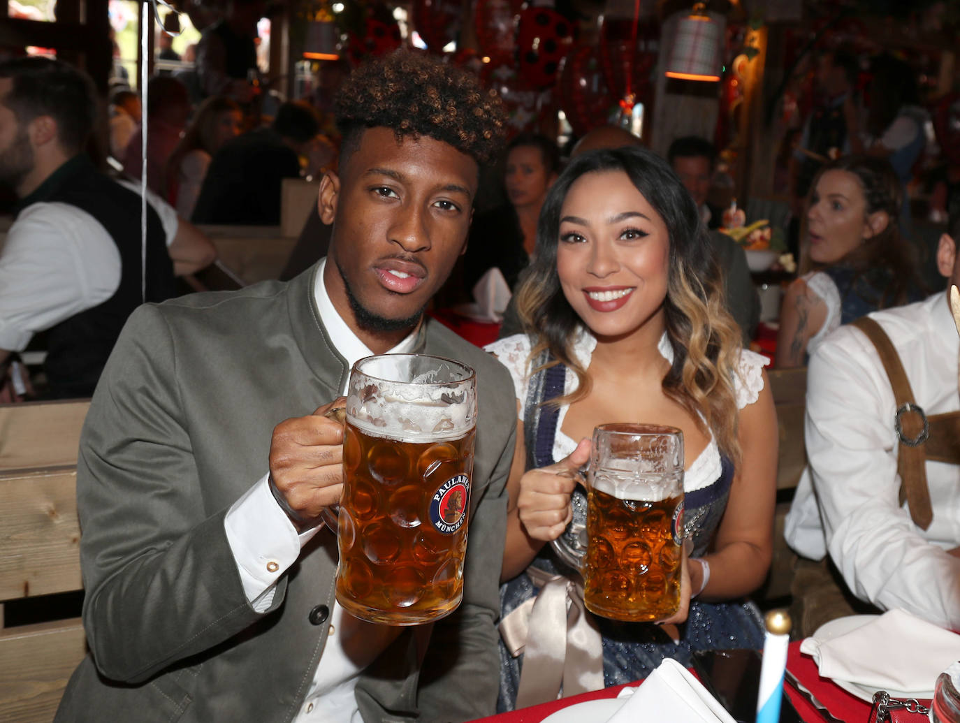 Kingsley Coman y su mujer Sephora.