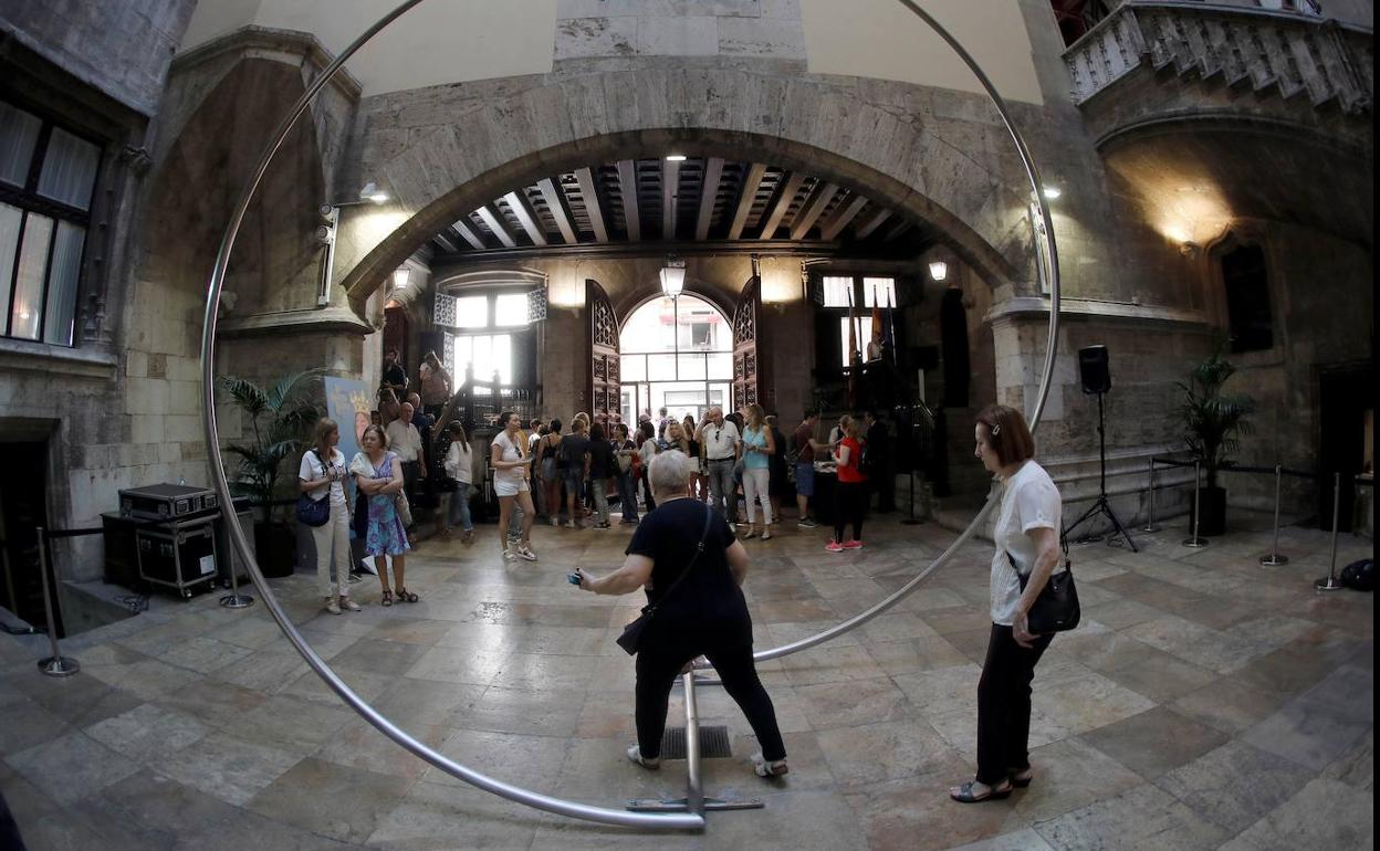 La nueva escultura decora el Palau de la Generalitat.