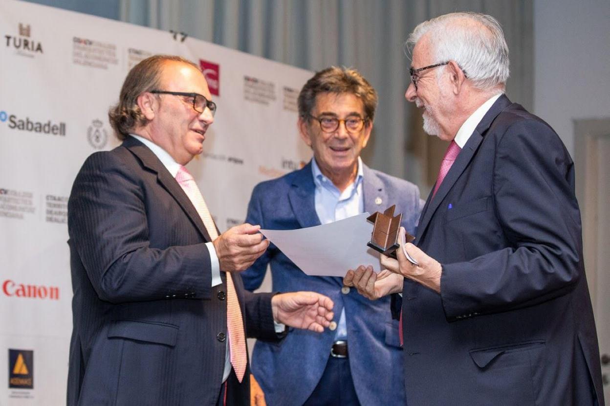 Luis Sendra (izquierda) entrega el galardón a Francisco Pérez Puche. 