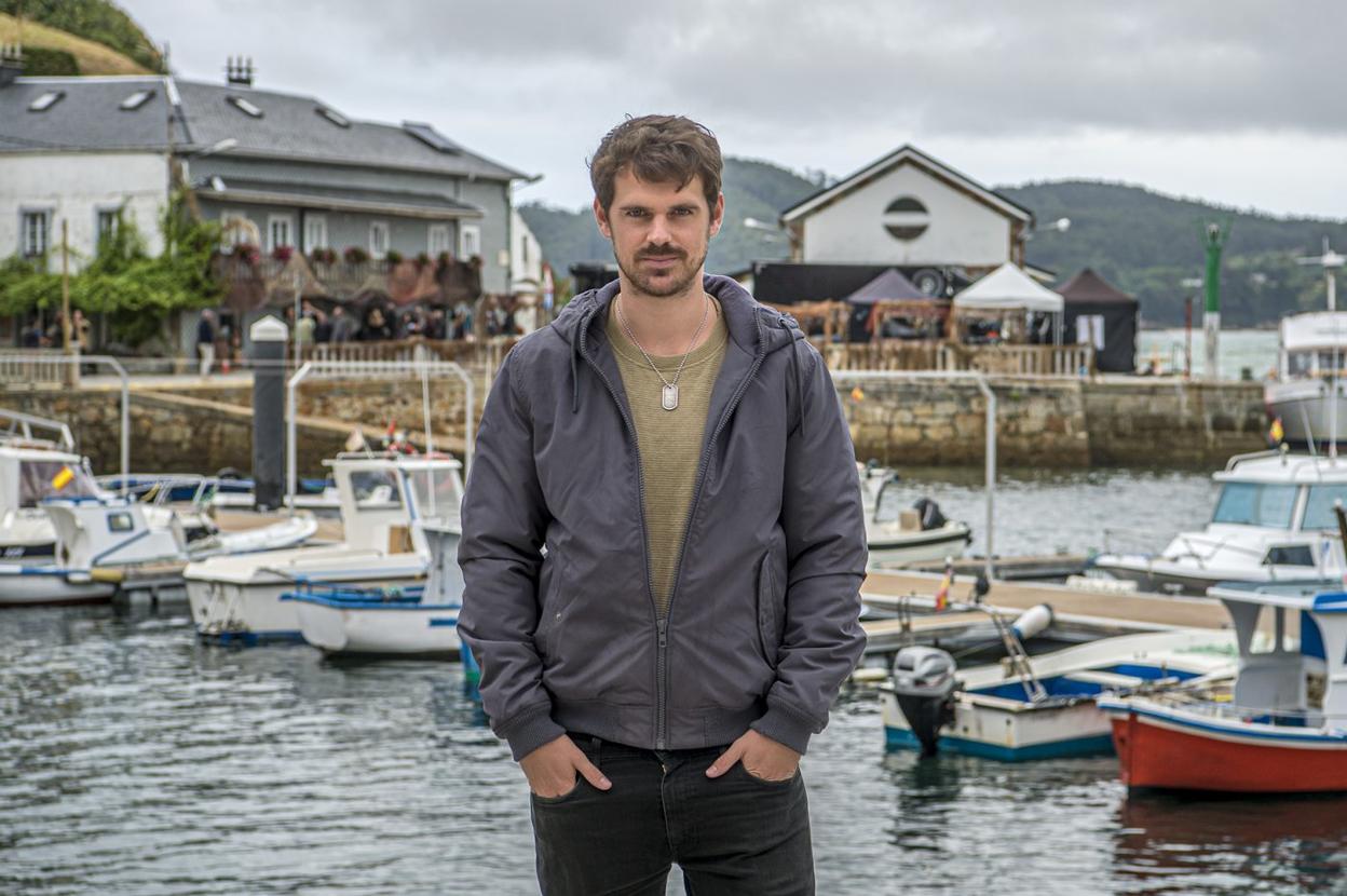 Gonzalo Ramos, en un paisaje de las rías gallegas donde se ambienta la acción. 