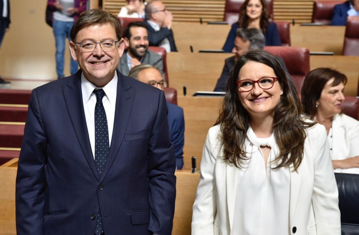 Imagen de archivo de Ximo Puig y Mónica Oltra durante el debate de investidura del President de la Generalitat en Les Corts. 