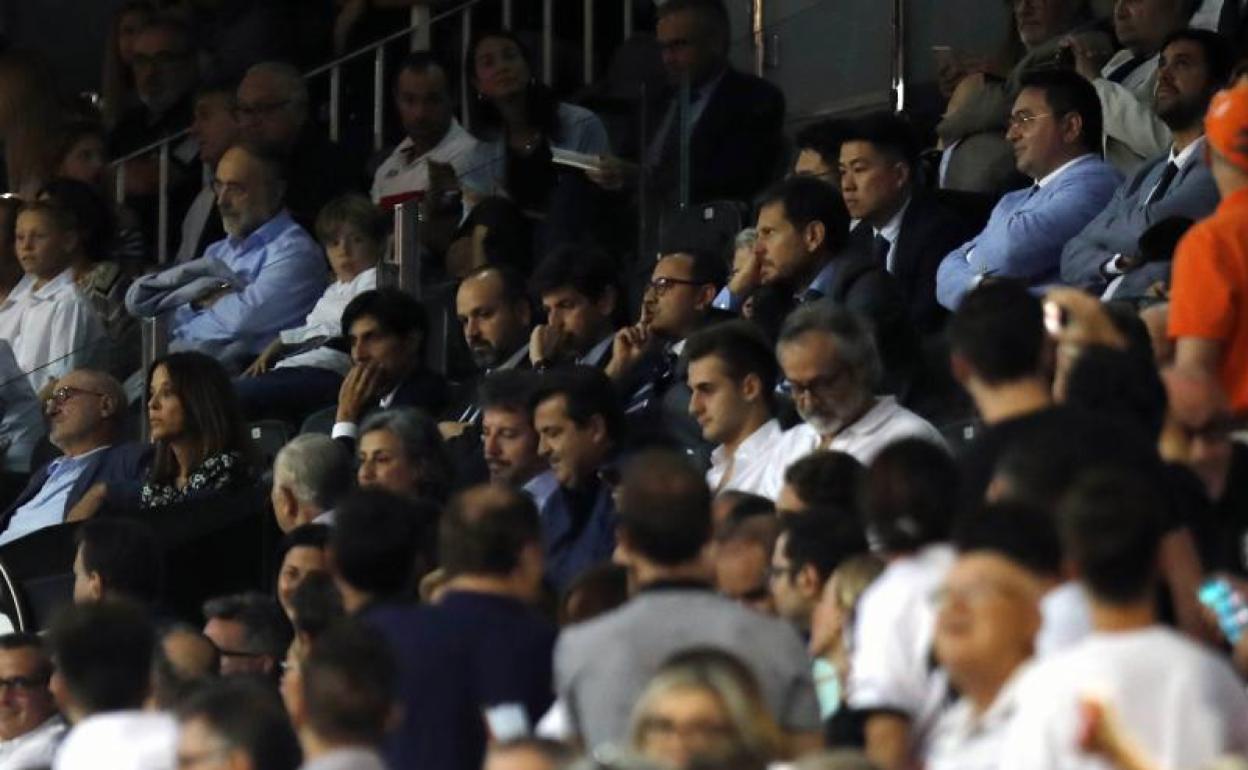 Anil Murthy, junto a Mateo Alemny, en el palco de Mestalla.