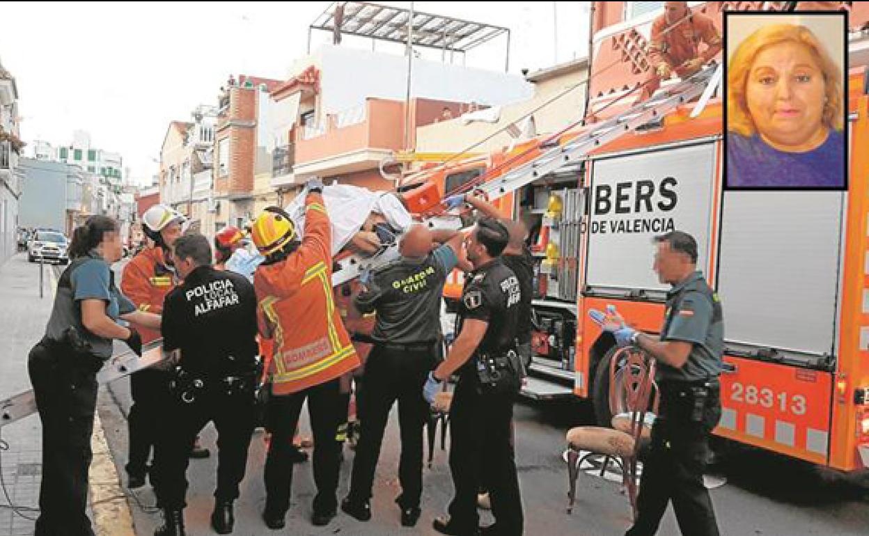 Guardias civiles, policías y bomberos trasladan el cadáver de Amparo, asesinada en Alfafar por una amiga.