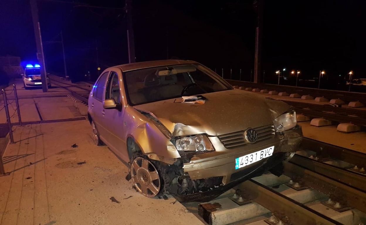 El vehículo que se dio a la fuga en Alicante acabó dentro de la plataforma del tranvía.