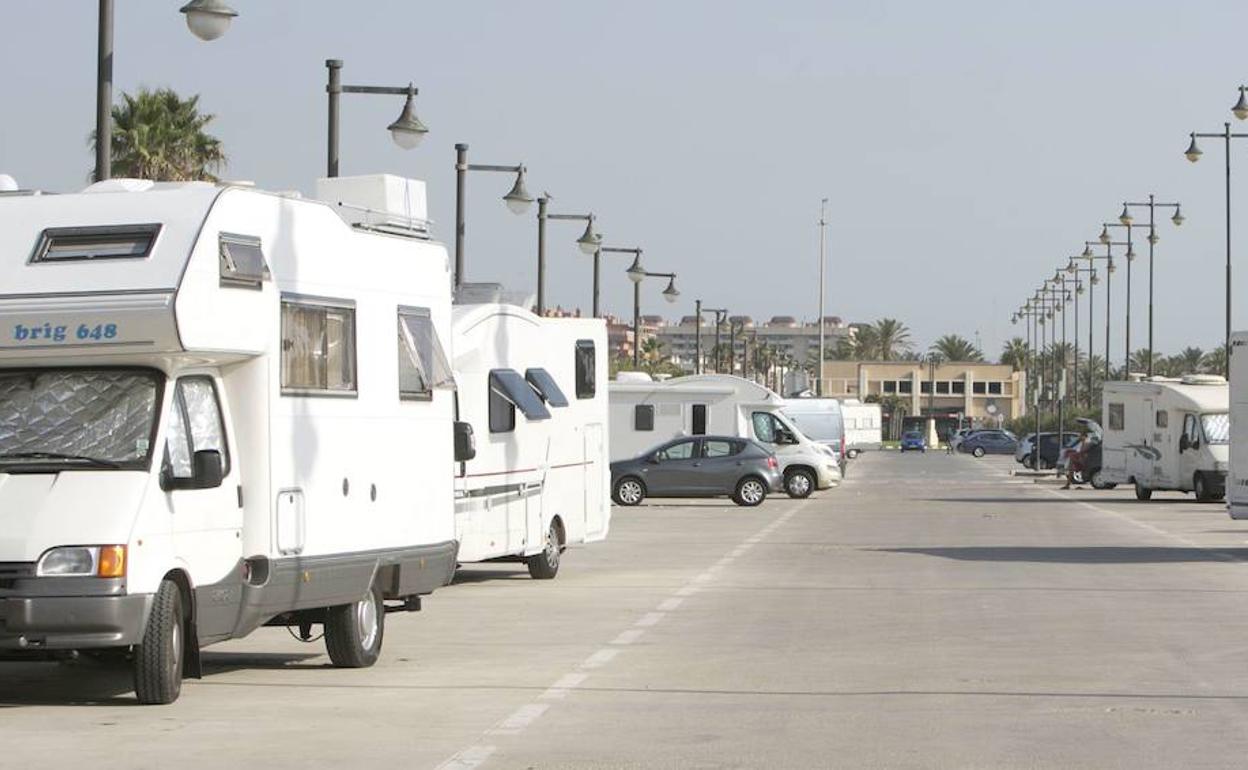 Algunas caravanas aparcadas junto al paseo marítimo de la Malvarrosa