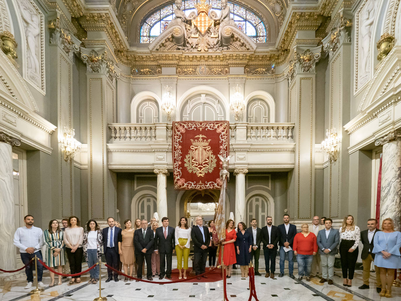 Fotos: Los valencianos rinden honores a la Reial Senyera en el Salón de Cristal del Ayuntamiento de Valencia