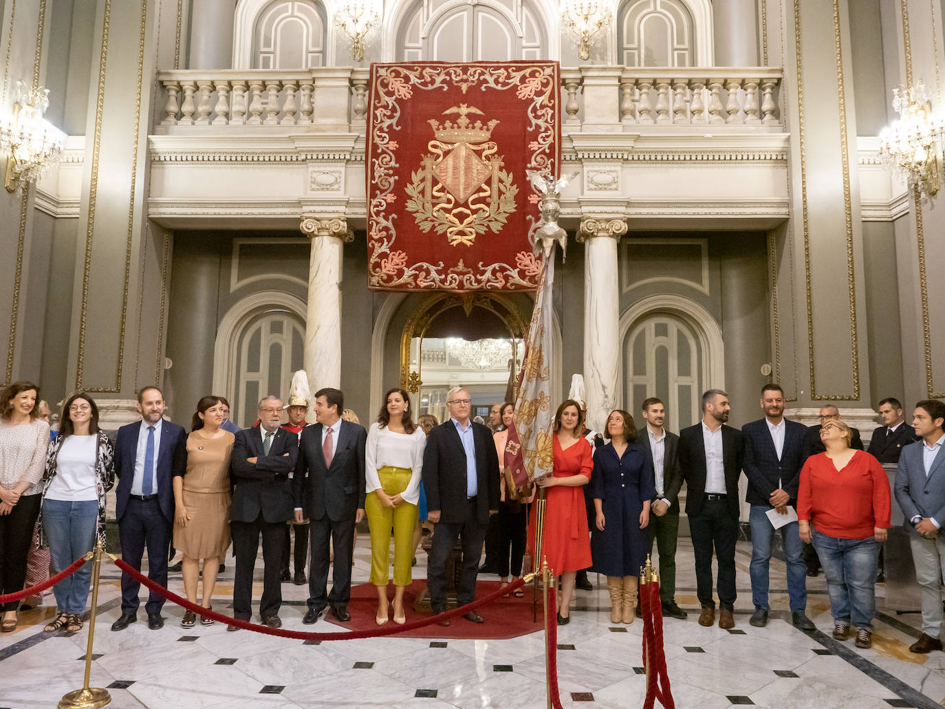 Fotos: Los valencianos rinden honores a la Reial Senyera en el Salón de Cristal del Ayuntamiento de Valencia