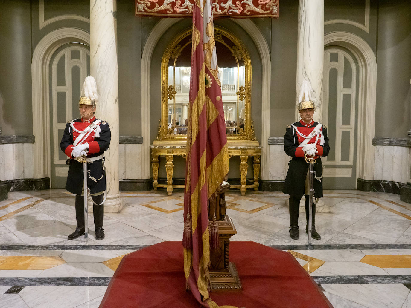 Fotos: Los valencianos rinden honores a la Reial Senyera en el Salón de Cristal del Ayuntamiento de Valencia