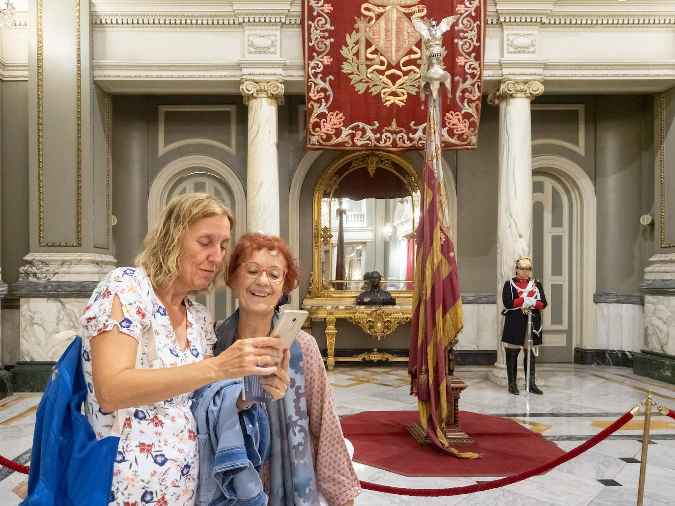 Fotos: Los valencianos rinden honores a la Reial Senyera en el Salón de Cristal del Ayuntamiento de Valencia