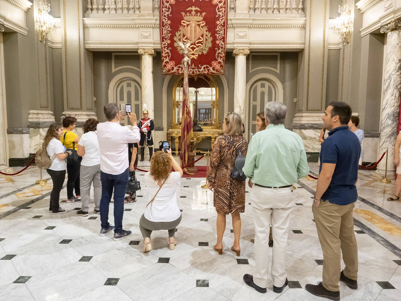 Fotos: Los valencianos rinden honores a la Reial Senyera en el Salón de Cristal del Ayuntamiento de Valencia