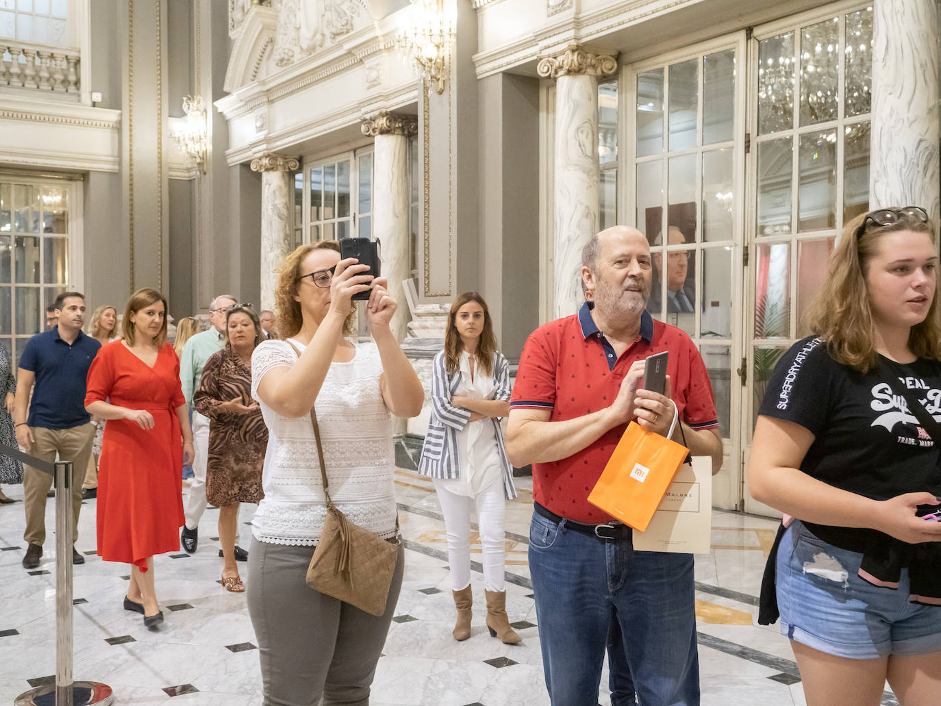 Fotos: Los valencianos rinden honores a la Reial Senyera en el Salón de Cristal del Ayuntamiento de Valencia