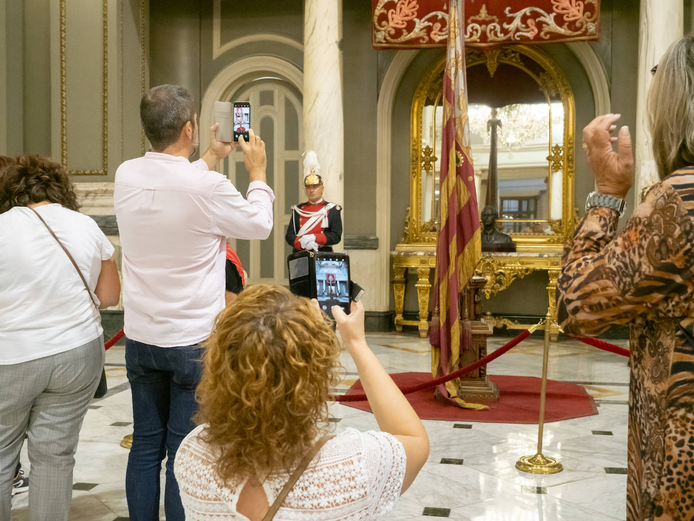 Fotos: Los valencianos rinden honores a la Reial Senyera en el Salón de Cristal del Ayuntamiento de Valencia