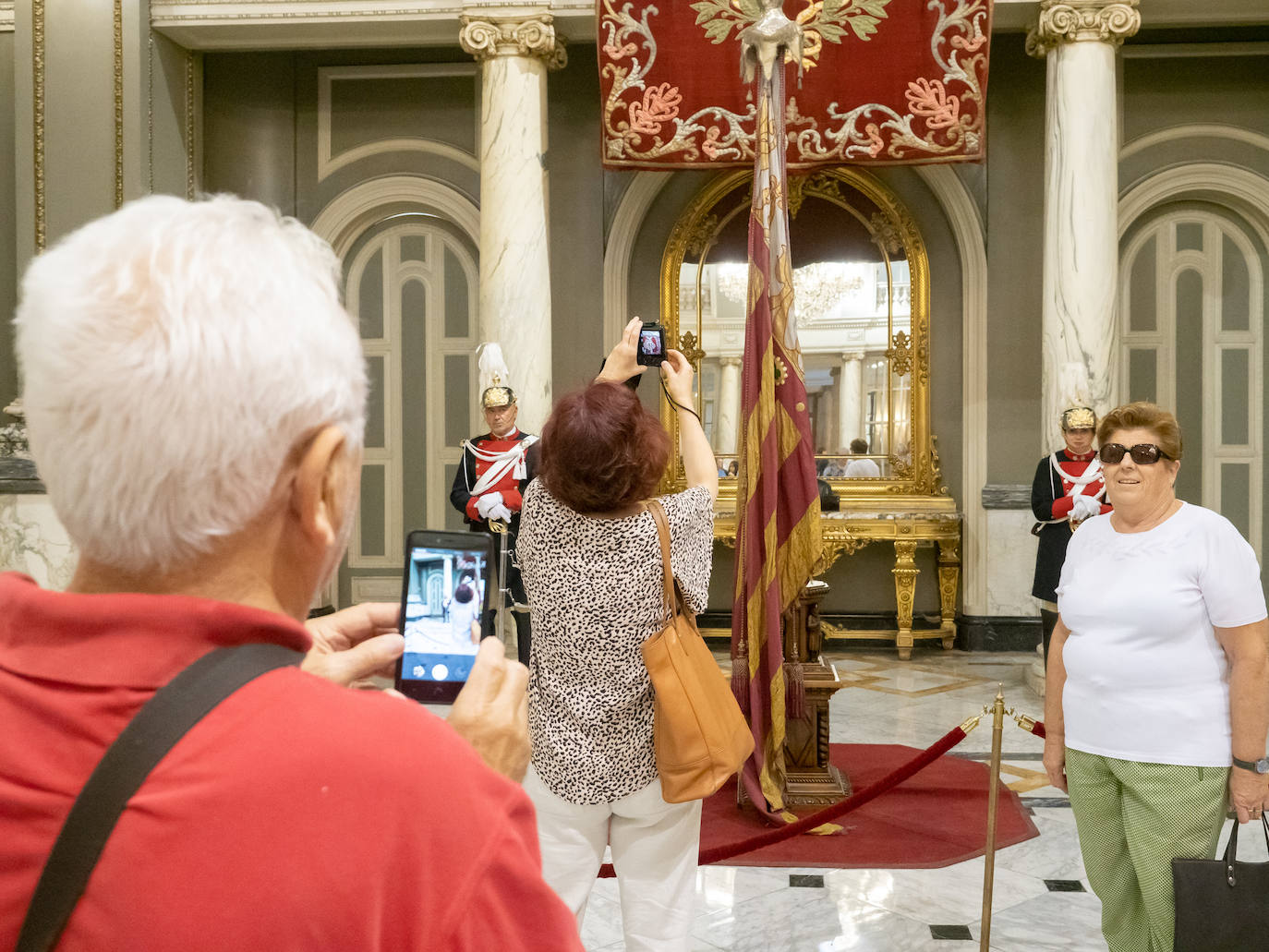 Fotos: Los valencianos rinden honores a la Reial Senyera en el Salón de Cristal del Ayuntamiento de Valencia