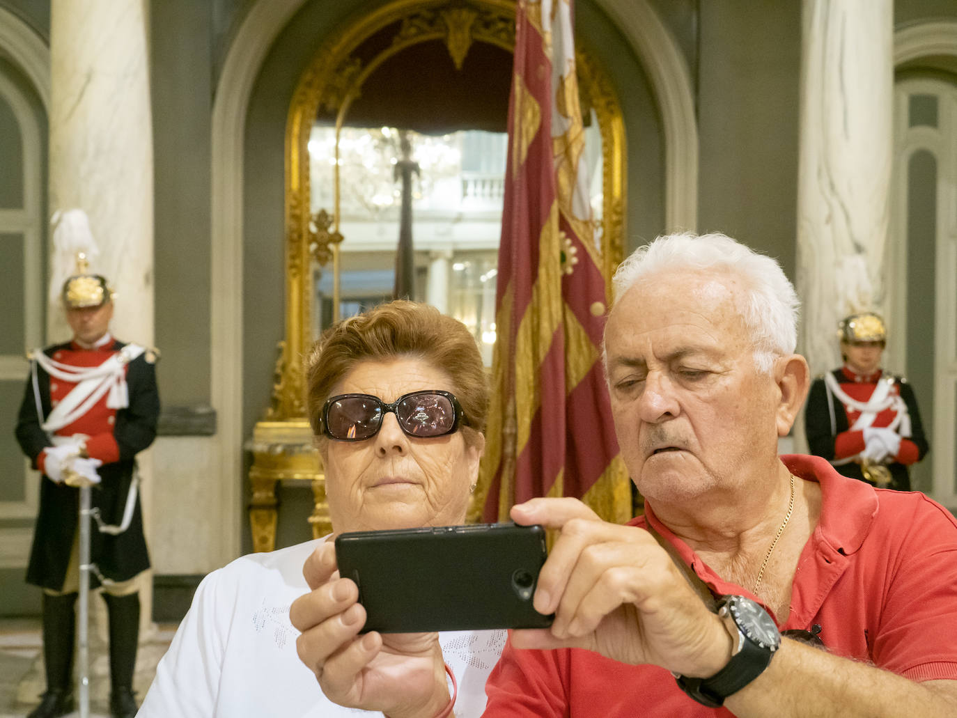 Fotos: Los valencianos rinden honores a la Reial Senyera en el Salón de Cristal del Ayuntamiento de Valencia