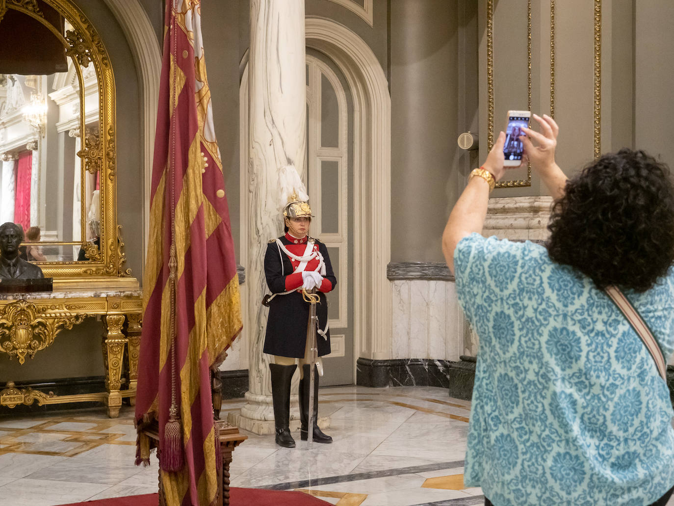 Fotos: Los valencianos rinden honores a la Reial Senyera en el Salón de Cristal del Ayuntamiento de Valencia