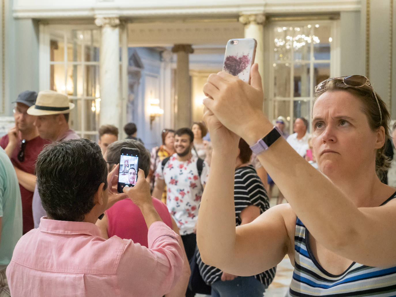 Fotos: Los valencianos rinden honores a la Reial Senyera en el Salón de Cristal del Ayuntamiento de Valencia