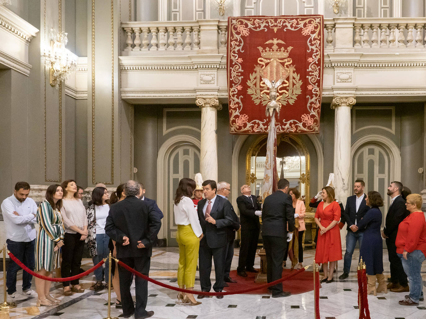 Fotos: Los valencianos rinden honores a la Reial Senyera en el Salón de Cristal del Ayuntamiento de Valencia