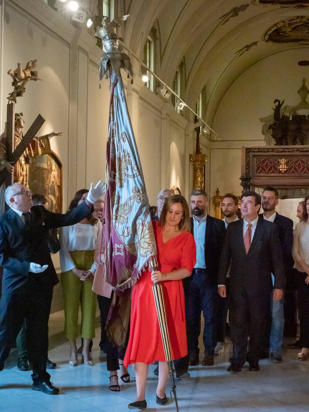 Fotos: Los valencianos rinden honores a la Reial Senyera en el Salón de Cristal del Ayuntamiento de Valencia