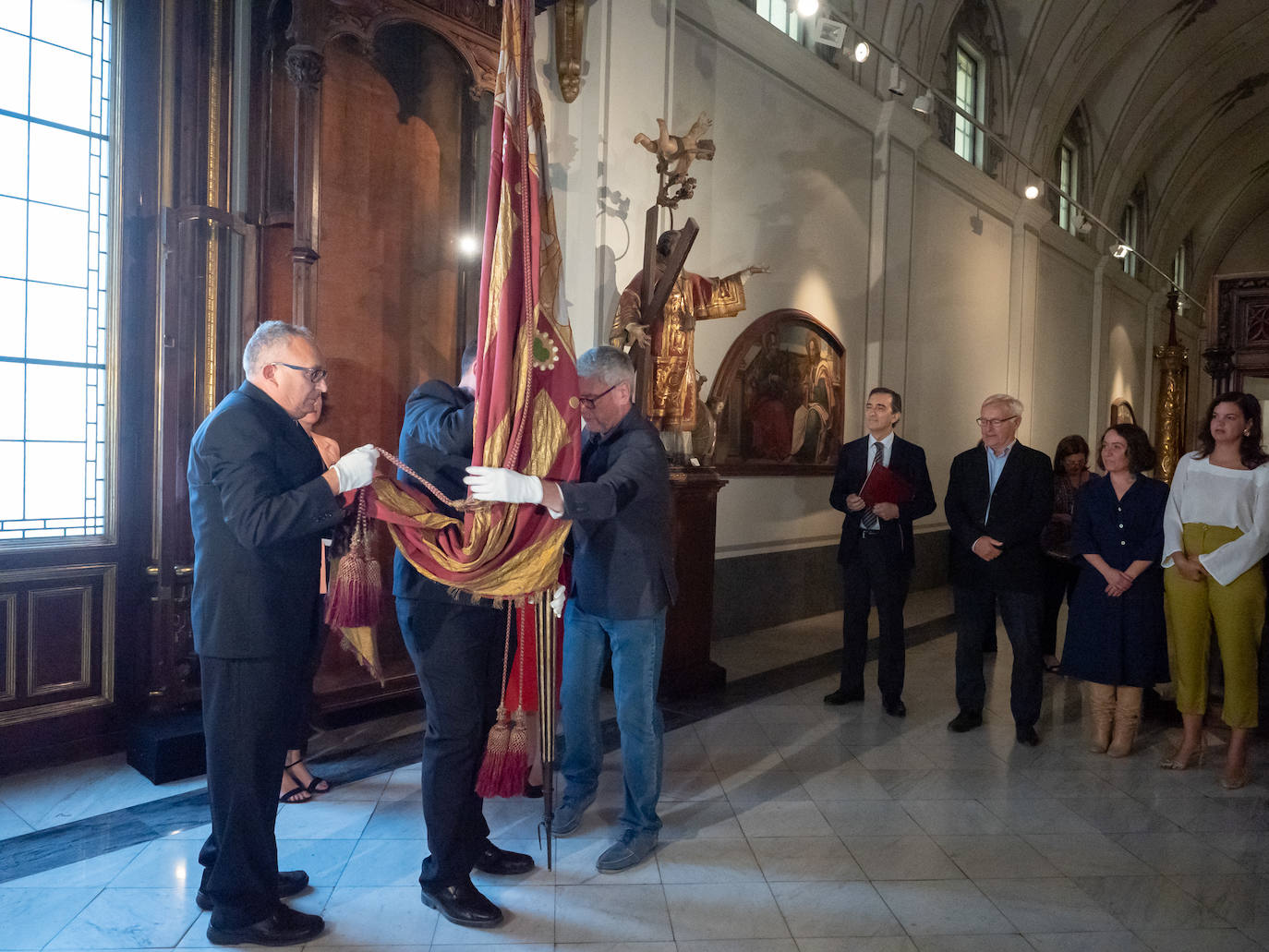 Fotos: Los valencianos rinden honores a la Reial Senyera en el Salón de Cristal del Ayuntamiento de Valencia