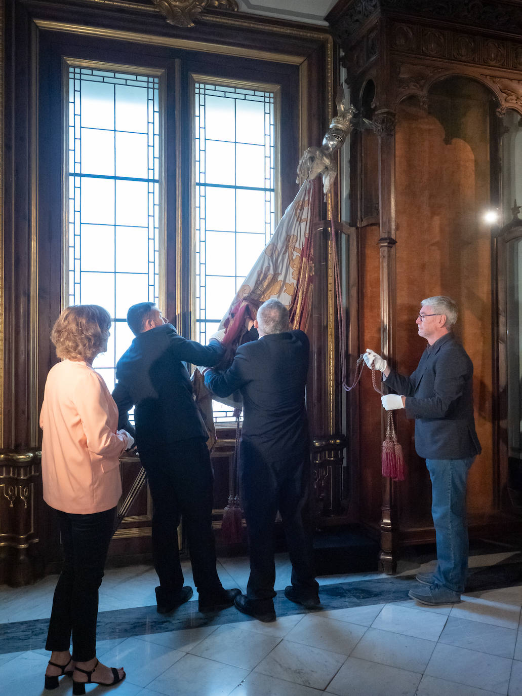 Fotos: Los valencianos rinden honores a la Reial Senyera en el Salón de Cristal del Ayuntamiento de Valencia