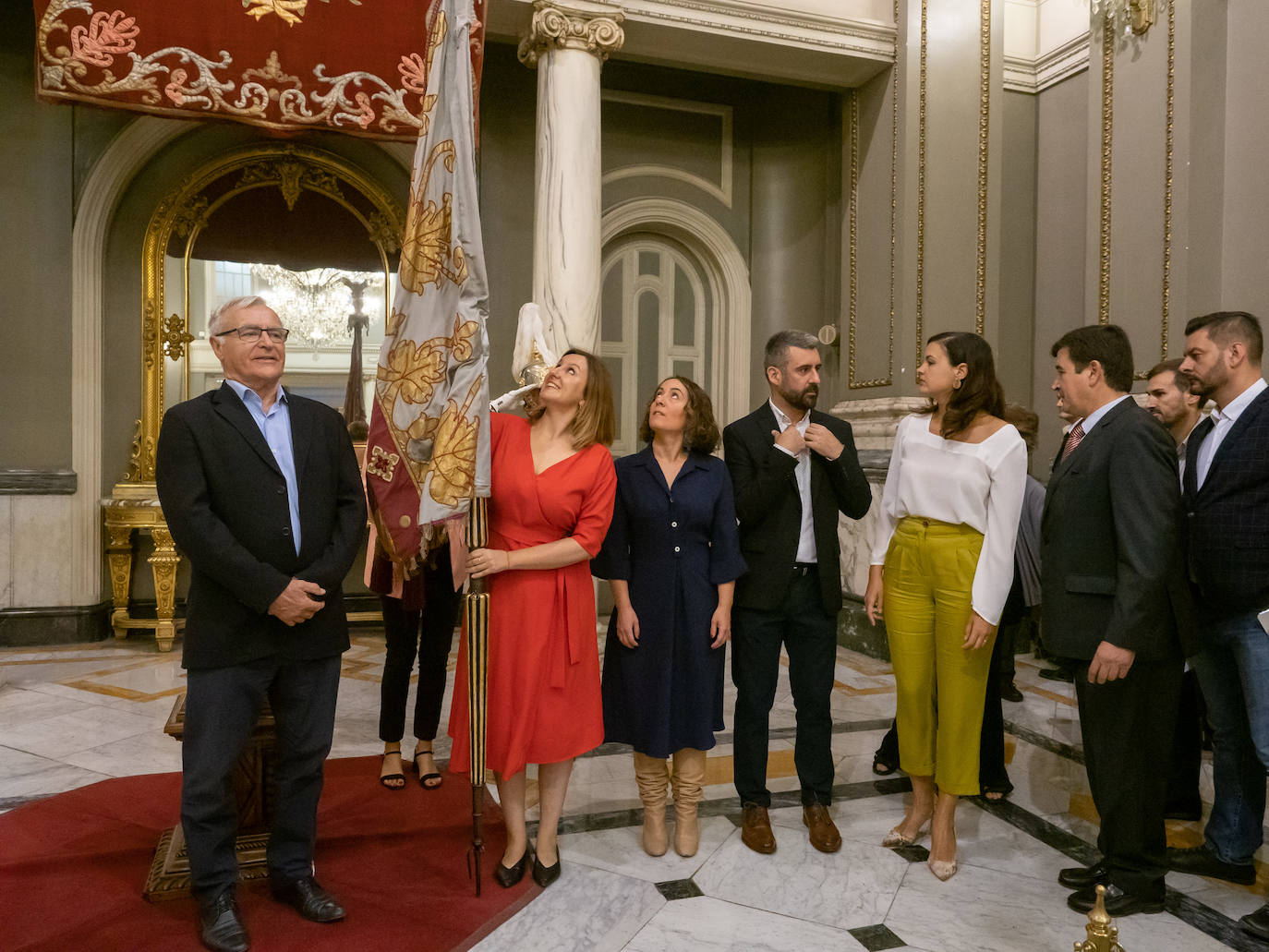 Fotos: Los valencianos rinden honores a la Reial Senyera en el Salón de Cristal del Ayuntamiento de Valencia