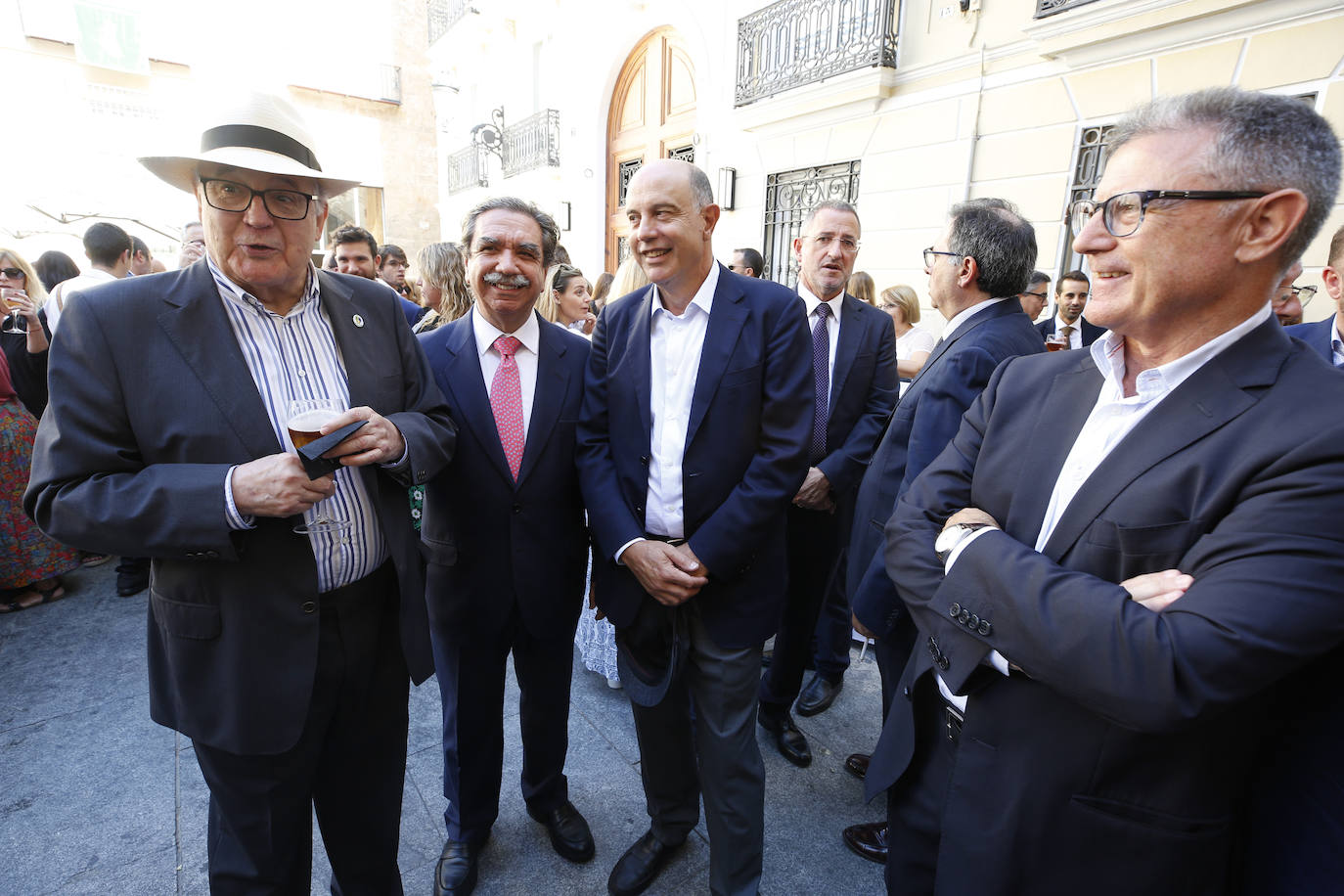 Fotos: Paella, sol y corrillos en un 9 d&#039;Octubre preelectoral