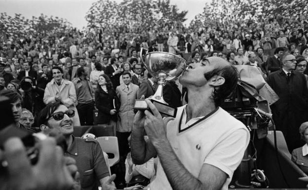 Andrés Gimeno besa el trofeo que recibió tras ganar la final de Roland Garros en 1972. 