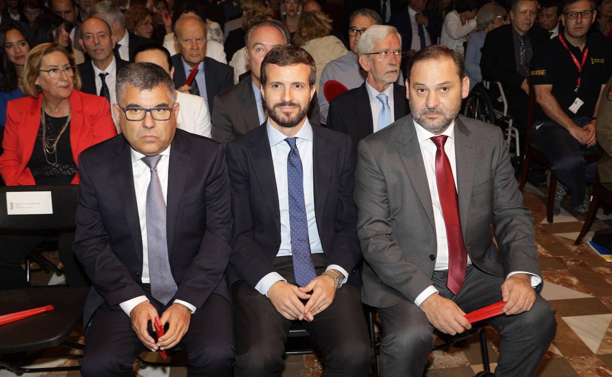 El delegado del Gobierno en Valencia, Juan Carlos Fulgencio; el presidente del PP, Pablo Casado; y el ministro de Fomento en funciones, José Luis Ábalos, durante el acto Institucional de Entrega de Altas Distinciones de la Generalitat Valenciana, con motivo del Día de la Comunitat Valenciana