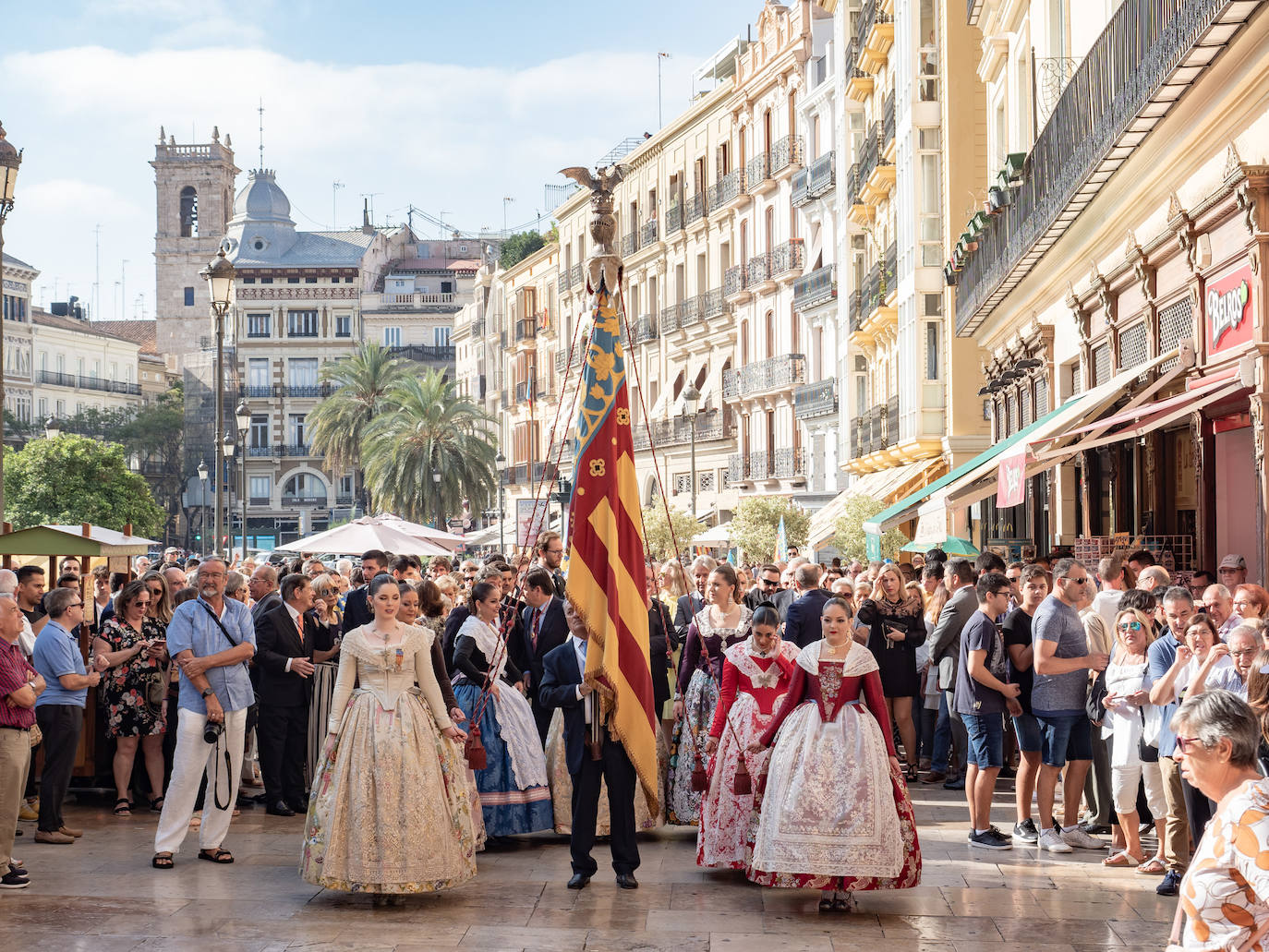 La Catedral de Valencia ha acogido un año más la celebración del Te Deum con motivo de la festividad del 9 d'Octubre. Miles de personas se han dado cita en el templo metropolitano para participar en un acto que ha dejado de formar parte del programa oficial del Ayuntamiento, dado que antiguamente la comitiva oficial accedía a la Catedral durante la procesión cívica. El cardenal arzobispo de Valencia, Antonio Cañizares, ha salido a la puerta del templo para recibir a la Senyera.