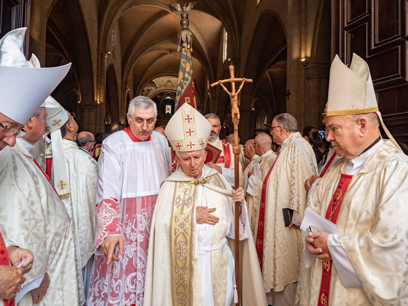 La Catedral de Valencia ha acogido un año más la celebración del Te Deum con motivo de la festividad del 9 d'Octubre. Miles de personas se han dado cita en el templo metropolitano para participar en un acto que ha dejado de formar parte del programa oficial del Ayuntamiento, dado que antiguamente la comitiva oficial accedía a la Catedral durante la procesión cívica. El cardenal arzobispo de Valencia, Antonio Cañizares, ha salido a la puerta del templo para recibir a la Senyera.