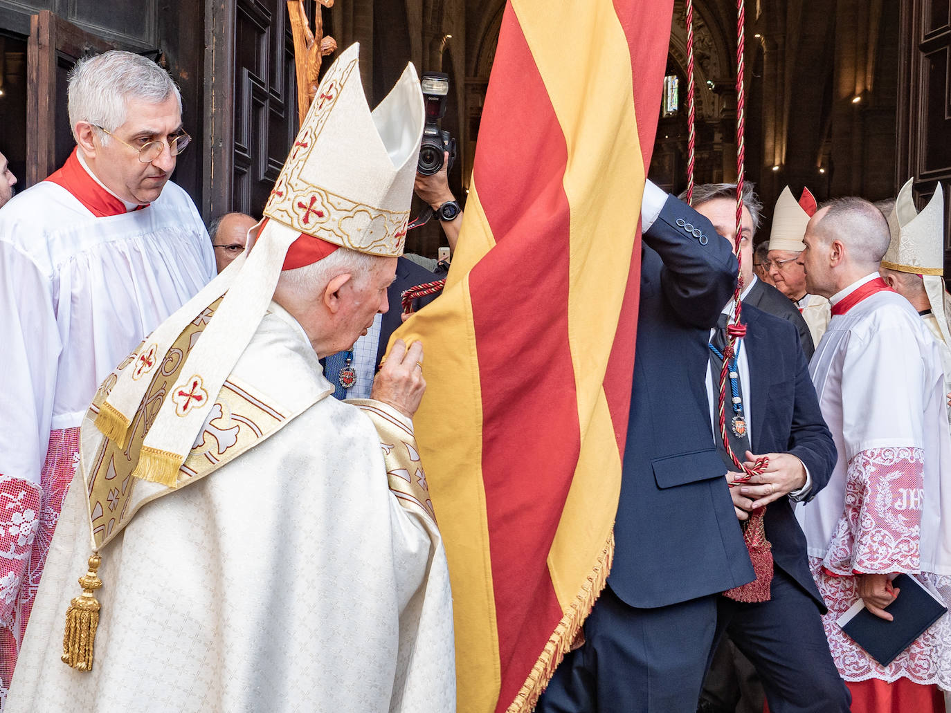 La Catedral de Valencia ha acogido un año más la celebración del Te Deum con motivo de la festividad del 9 d'Octubre. Miles de personas se han dado cita en el templo metropolitano para participar en un acto que ha dejado de formar parte del programa oficial del Ayuntamiento, dado que antiguamente la comitiva oficial accedía a la Catedral durante la procesión cívica. El cardenal arzobispo de Valencia, Antonio Cañizares, ha salido a la puerta del templo para recibir a la Senyera.