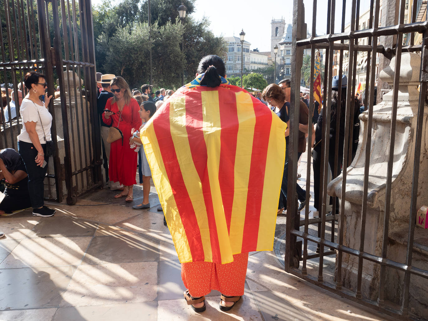 La Catedral de Valencia ha acogido un año más la celebración del Te Deum con motivo de la festividad del 9 d'Octubre. Miles de personas se han dado cita en el templo metropolitano para participar en un acto que ha dejado de formar parte del programa oficial del Ayuntamiento, dado que antiguamente la comitiva oficial accedía a la Catedral durante la procesión cívica. El cardenal arzobispo de Valencia, Antonio Cañizares, ha salido a la puerta del templo para recibir a la Senyera.