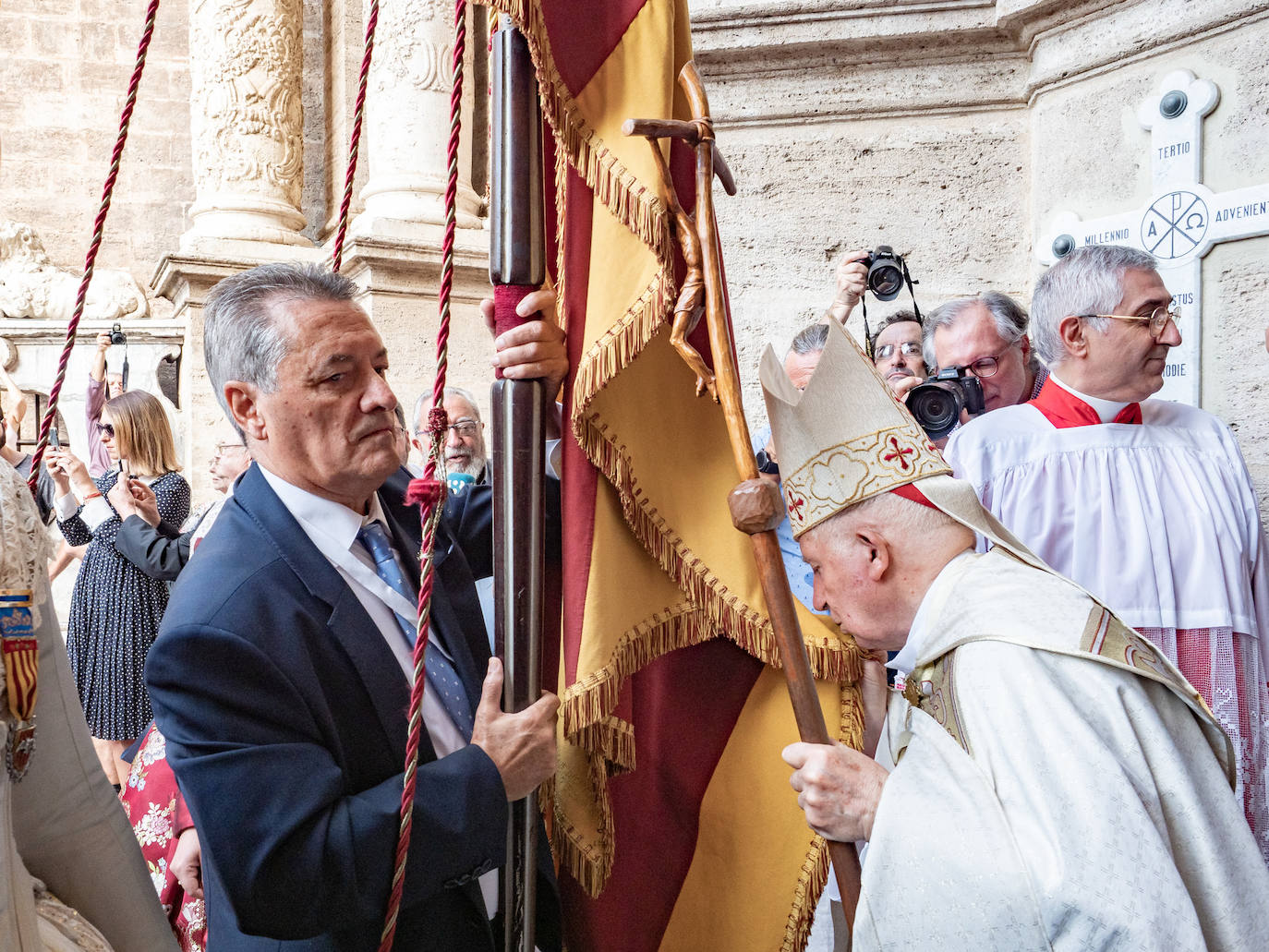 La Catedral de Valencia ha acogido un año más la celebración del Te Deum con motivo de la festividad del 9 d'Octubre. Miles de personas se han dado cita en el templo metropolitano para participar en un acto que ha dejado de formar parte del programa oficial del Ayuntamiento, dado que antiguamente la comitiva oficial accedía a la Catedral durante la procesión cívica. El cardenal arzobispo de Valencia, Antonio Cañizares, ha salido a la puerta del templo para recibir a la Senyera.