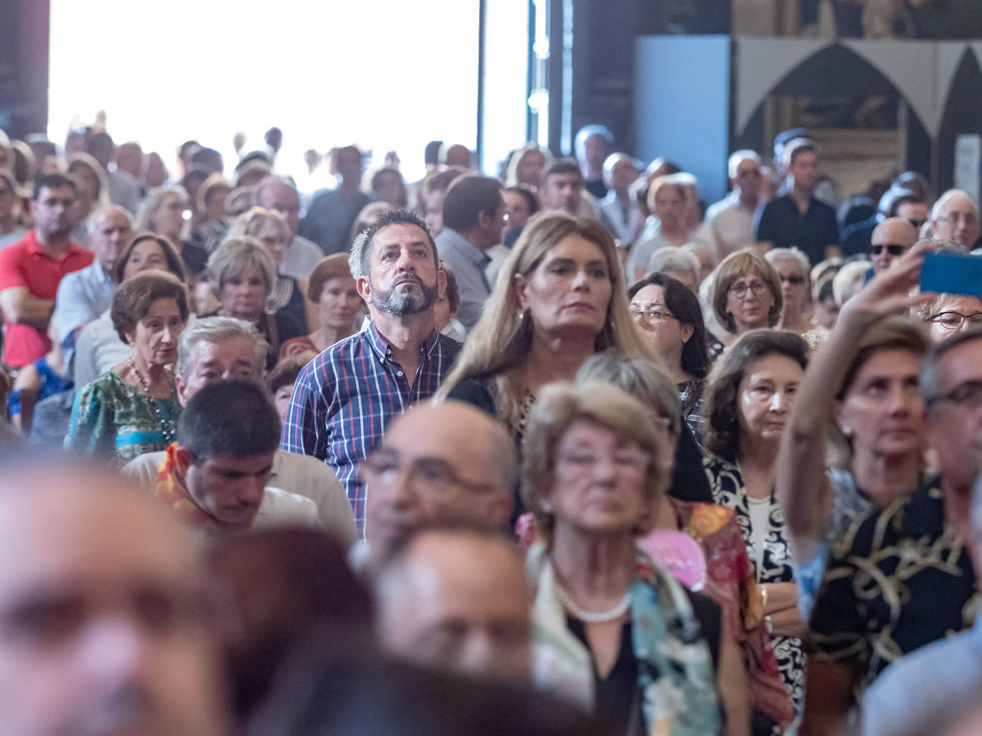 La Catedral de Valencia ha acogido un año más la celebración del Te Deum con motivo de la festividad del 9 d'Octubre. Miles de personas se han dado cita en el templo metropolitano para participar en un acto que ha dejado de formar parte del programa oficial del Ayuntamiento, dado que antiguamente la comitiva oficial accedía a la Catedral durante la procesión cívica. El cardenal arzobispo de Valencia, Antonio Cañizares, ha salido a la puerta del templo para recibir a la Senyera.