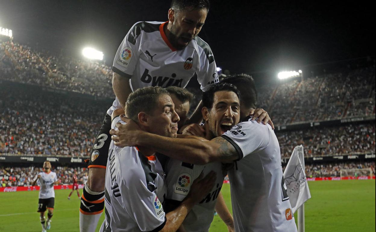 Los jugadores del Valencia celebran el gol de Parejo ante el Alavés.