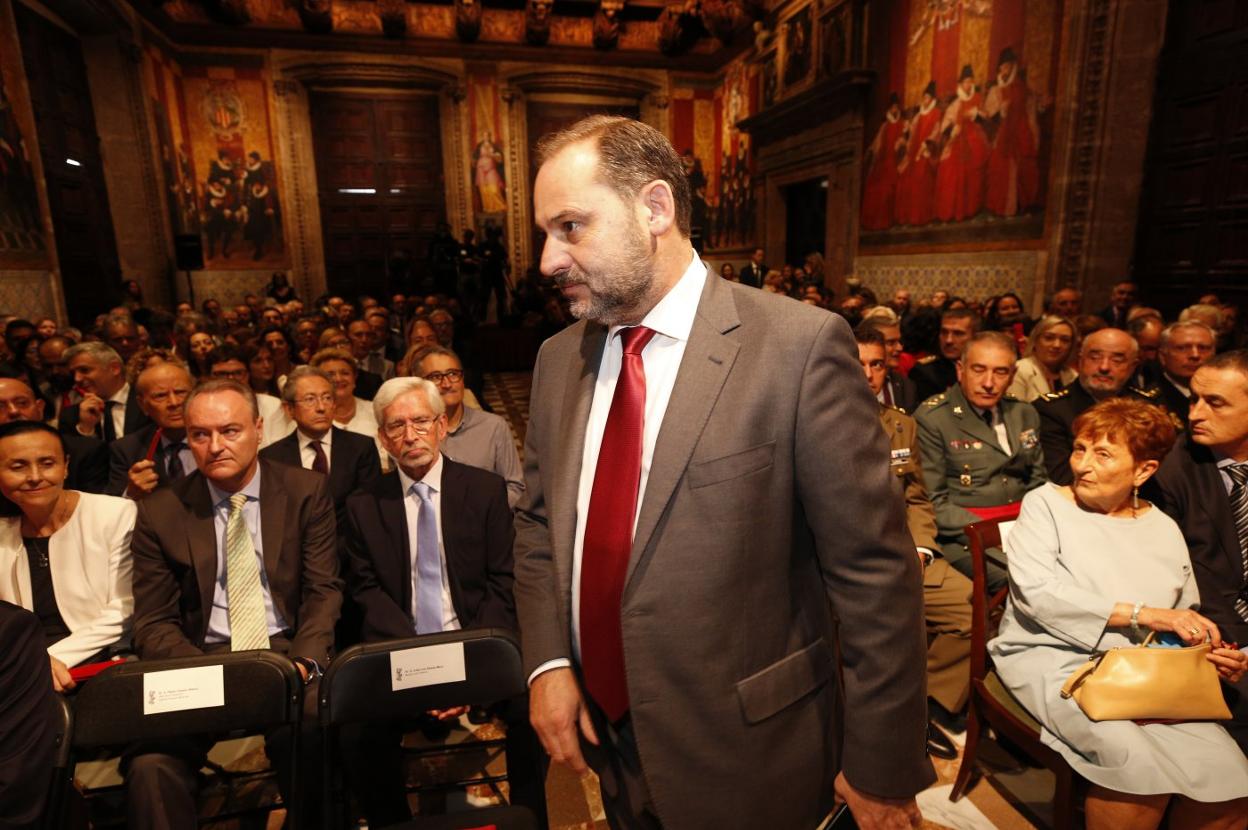 José Luis Ábalos pasa por delante de Pilar de la Oliva, Alberto Fabra y Joan Lerma. 