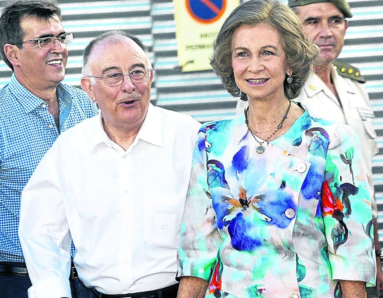 El sacerdote Tomeu Català junto a la reina Sofía en un acto de Proyecto Hombre en Palma en 2012. 