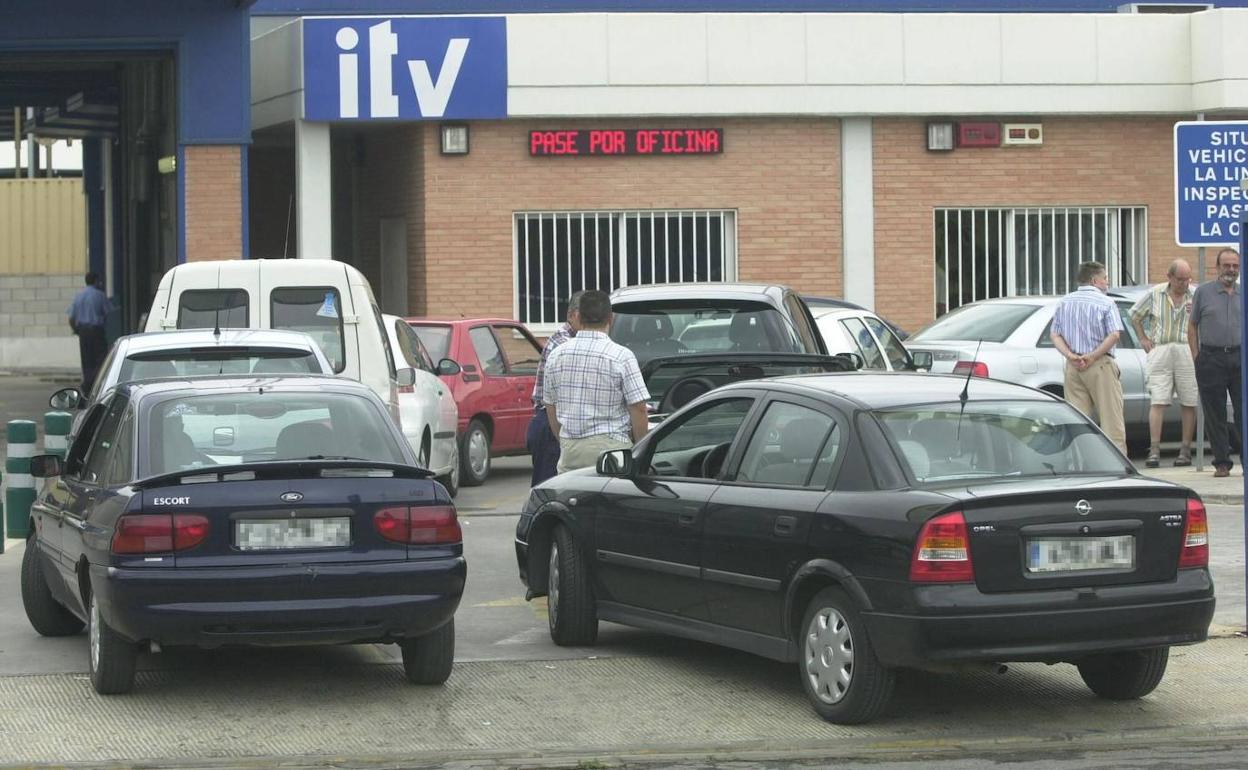 Varios coches hacen cola en una ITV de Valencia.