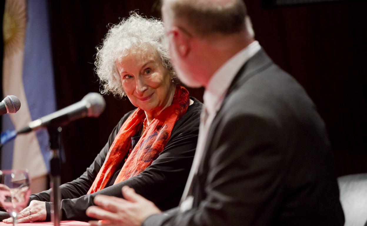 La escritora Margaret Atwood en una conferencia.