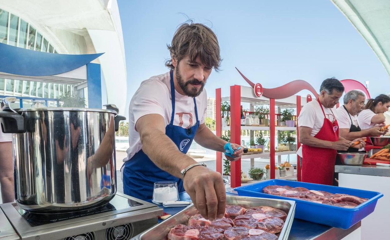 Los concursantes en los alrededores del Palau de les Arts preparando el menú. 