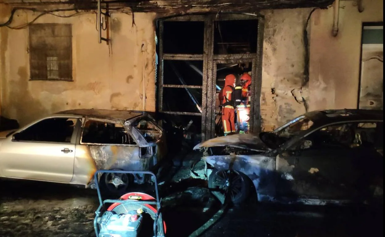 Un incendio calcina tres coches y la fachada de un edificio en Ontinyent